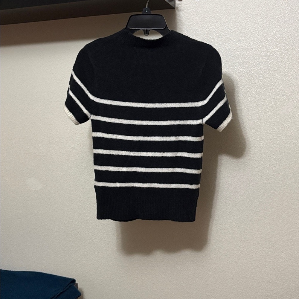 Abercrombie & Fitch Women’s Black White Striped Crewneck Sweater NWOT XXS fit XS - Picture 3 of 4